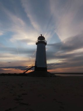 Gün batımında deniz feneri