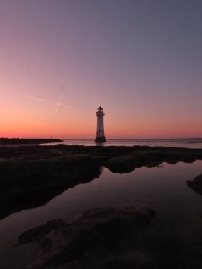 Denizin üzerinde gün batımı