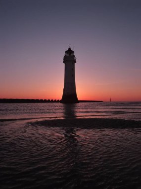 Denizin üzerinde güzel bir gün batımı