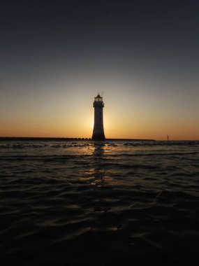 Denizin üzerinde güzel bir gün batımı