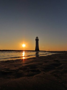 Denizin üzerinde güzel bir gün batımı