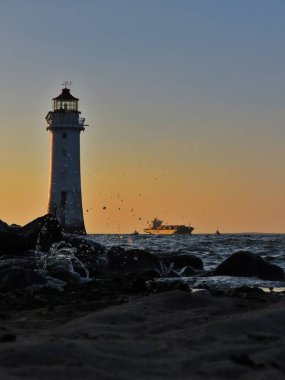 Gün batımı adasının kıyısındaki deniz feneri.