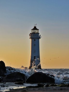 Gün doğumunda deniz feneri, seyahat fotoğrafı.