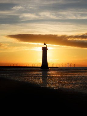 Denizin üzerinde güzel bir gün batımı