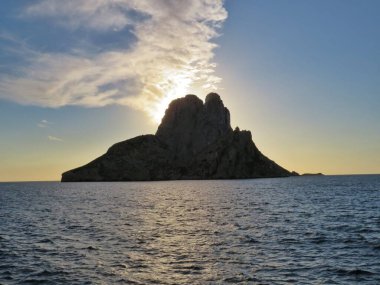 Dağlarda gün batımı. Denizde gün batımı.