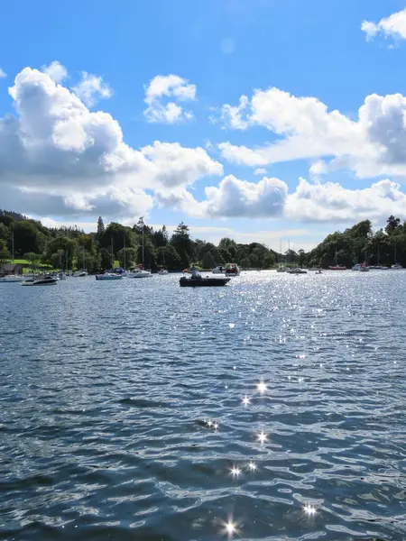 Göl bölgesindeki güzel Windermere Gölü