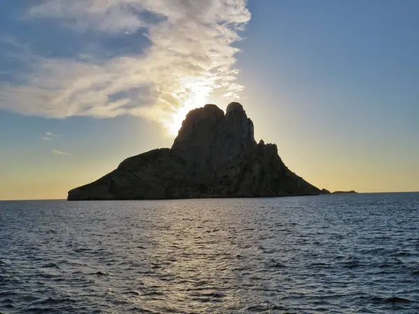 Dağlarda gün batımı. Denizde gün batımı.