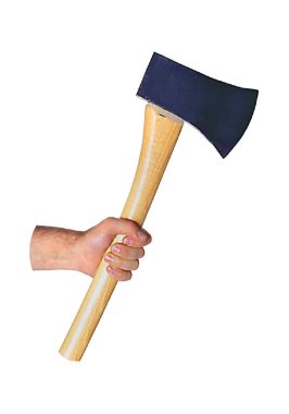 Siyah metal başlı ahşap saplı bir baltayı tutan bir elin gerçekçi bir görüntüsü, düz beyaz bir arka plan üzerine kurulmuş.