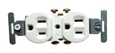 Beyaz arka planda izole edilmiş iki standart kapaklı beyaz bir elektrik prizi.