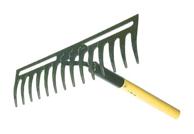 Uzun tahta saplı bir bahçe tırmığı ve birden fazla diş teli olan geniş metal bir kafa.