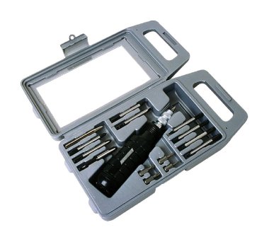 Plastik bir kutuda çoklu değiştirilebilir metal parçaları olan cırcır tornavida.