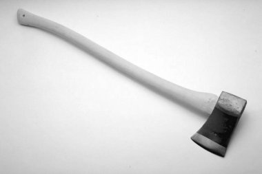 Eğri ahşap saplı tek bit baltası beyaz arkaplanda izole