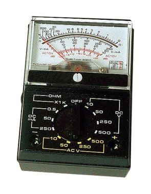 Beyaz arkaplanda izole edilmiş Çoklu Ölçüm Ölçeği ile Analog Multimetresi