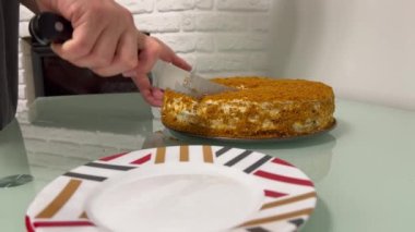 Kadın ellerine yakın dur, Napolyon keki yap ve tabağa bir parça koy. Tatlı için fikirler ve tarifler.