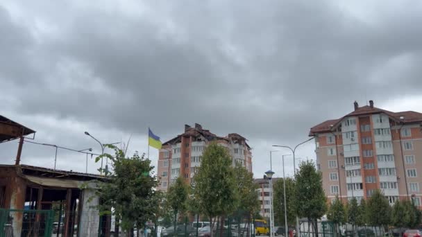 Mraky Ukrajinská Vlajka Poškozené Vyhořelé Město Ukrajině Poblíž Kyjeva Válka — Stock video
