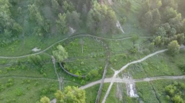 Yeşil bölgedeki eski kızak pisti. Eski Bobsleigh kaydırağının insansız hava aracı görüntüsü..
