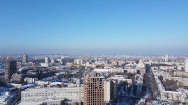 Kışın Kyiv şehrinin havadan görünüşü. Kar üstte. İHA atışı. Skyline.