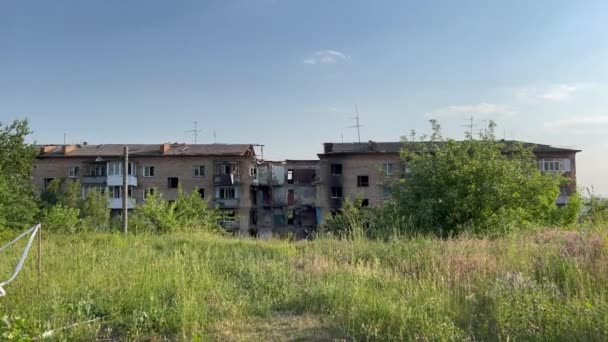 Mavi Gökyüzü Kyiv Yakınlarında Ukrayna Hasarlı Yanmış Çok Katlı Evler — Stok video