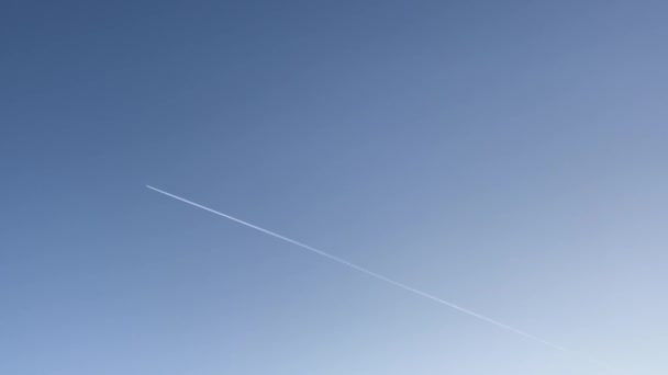 Das Flugzeug Vor Blauem Himmel Eine Spur Aus Dem Flugzeug — Stockvideo