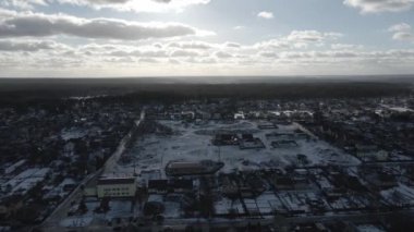 Ukrayna 'daki savaştan önce Horenka köyünün insansız hava aracı atışı, kış zamanı. Bulutlu gökyüzünden karlı köye ve donmuş göle yumuşak güneş ışığı. Güzel köy geçmişi.
