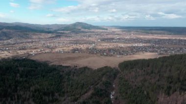 Ukrayna 'nın Kuş Gözü Manzarası. Dağ manzarası, orman, vadideki köy, bahar zamanı mavi bulutlu gökyüzü. Doğa Manzarası.