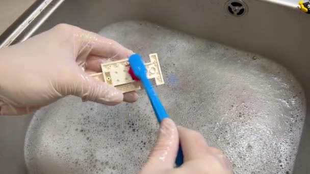 Kobiece Dłonie Szczoteczką Zębów Czyste Plastikowe Cegły Konstrukcyjne Mycie Pice Klip Wideo