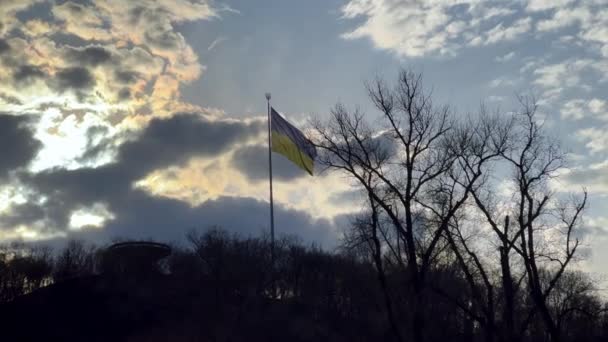 Gün Batımı Bulutlu Gökyüzü Ukrayna Bayrağı Sarı Mavi Bayrak — Stok video