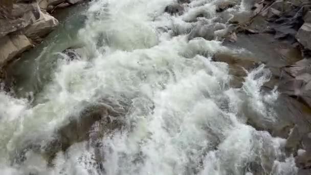 Niesamowite Dzikie Szybkie Obfite Rzeki Przepływające Przez Kamienne Rzeki Górach Filmiki Stockowe bez tantiem