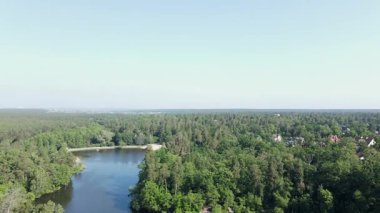 Horizon 'da Gökyüzü ile Yeşil Orman ve Mavi Göl İnsansız Hava Aracı Görünümü