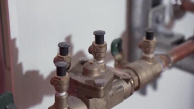 Su tedarik boru sistemindeki pirinç vanaları kapatın.