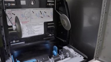 İç mekanizmayı ve yükleme talimatlarını gösteren kağıt havlu dağıtıcısını aç. Kamu sağlık hizmetlerinde kullanılır..