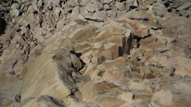 Kayalık yüzeyin çatlaklara ve taş katmanlarına yakın çekim yaparak dokulu doğal bir zemin oluşturur..