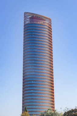 Seville, İspanya - 12 Kasım 2022: Sevilla Kulesi (İspanya 'nın Cajasol Kulesi olarak da bilinir), Puerta de Triana alışveriş merkezi, Centro Comercial Puerta de Triana' da yer almaktadır.