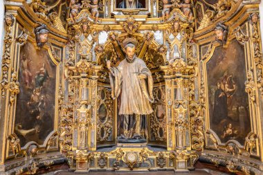 Seville, İspanya - 12 Kasım 2022: Aziz John Francis Regis 'in sunağı San Luis de los Franceses Kilisesi' nin 18. yüzyıldan kalma mimarisi. Sevilla 'nın Tarihi Merkezi