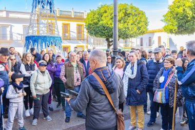 Huelva, İspanya - 4 Aralık 2022: Beas, Huelva, Endülüs, İspanya 'da Beas Köyü ve çevresindeki fabrikalar ve sanayilere rehberli bir kültür ziyareti başlatan bir turist grubu