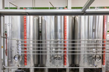 Huelva, İspanya - 4 Aralık 2022: Zeytin yağı fabrikasında petrol üreten tanklar. Huelva, Endülüs, İspanya 'daki Beas köyünde ekstra bakire zeytin yağı fabrikası Olibeas markası.