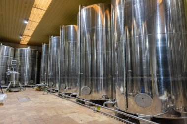 Huelva, İspanya - 4 Aralık 2022: Zeytin yağı fabrikasında petrol üreten tanklar. Huelva, Endülüs, İspanya 'daki Beas köyünde ekstra bakire zeytin yağı fabrikası Olibeas markası.