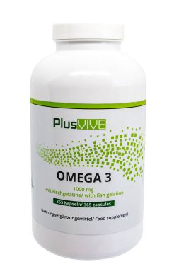 Huelva, İspanya - 24 Aralık 2022: Fish Gelatine Shell markalı bir şişe Omega 3 kapsülü, Plusvive. Omega-3 yağları kalp hastalığını ve felci önler, lupus, egzama ve romatoid artriti kontrol eder.