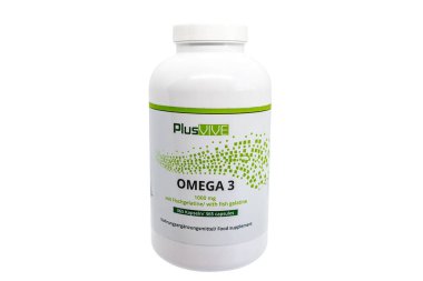 Huelva, İspanya - 24 Aralık 2022: Fish Gelatine Shell markalı bir şişe Omega 3 kapsülü, Plusvive. Omega-3 yağları kalp hastalığını ve felci önler, lupus, egzama ve romatoid artriti kontrol eder.