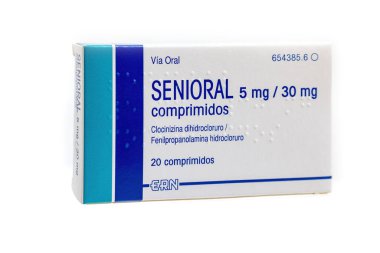 Huelva, İspanya - 24 Aralık 2022: Clocinizine dihydrochloride ve fenilpropanolamin hidroklorid içeren İspanyol Senioral. Soğuk algınlığında burun tıkanıklığını gidermek için kullanılan bir dekonjestandır.