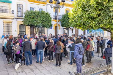 Huelva, İspanya - 4 Aralık 2022: Beas, Huelva, Endülüs, İspanya 'da Beas Köyü ve çevresindeki fabrikalar ve sanayilere rehberli bir kültür ziyareti başlatan bir turist grubu