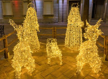 Huelva Belediye Binası 'nın kapısındaki Noel süsü Belen' de İsa 'nın Doğuşunu temsil ediyor. Endülüs, İspanya 'daki Sagrada Ailesinin Dini Sahnesi