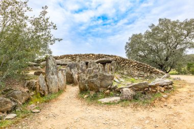 Dolmen El Pozuelo 'nun Megalitik oluşumunun 6 numaralı Dolmen' i. El Pozuelo arkeolojik alanı İspanya 'nın Endülüs eyaletinin Huelva kentindeki Zalamea la Real belediyesinde yer almaktadır.