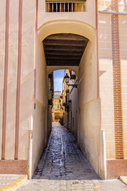Eski Sevilla şehir merkezinde dar bir sokak, Santa Cruz mahallesi, Endülüs, İspanya