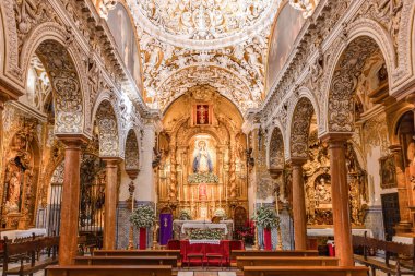 Seville, İspanya - 11 Mart 2023: Santa Maria la Blanca Kilisesi 'nin içinde, San Bartolome mahallesinde, Seville, Endülüs' ün eski şehir merkezi, İspanya. 17. yüzyılda inşa edilmiş..