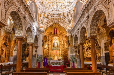 Seville, İspanya - 11 Mart 2023: Santa Maria la Blanca Kilisesi 'nin içinde, San Bartolome mahallesinde, Seville, Endülüs' ün eski şehir merkezi, İspanya. 17. yüzyılda inşa edilmiş..