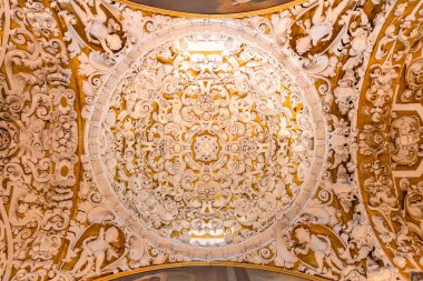 Seville, İspanya - 11 Mart 2023: Seville, Endülüs, İspanya 'nın San Bartolome semtinde bulunan Santa Maria la Blanca Kilisesi' nin Tavanı. 17. yüzyılda inşa edilmiş..