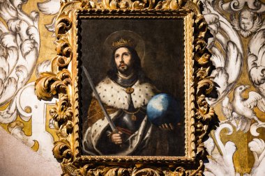 Seville, İspanya - 11 Mart 2023: Aziz Ferdinand, Murillo 'lu San Fernando adlı resim Bartolome Esteban Murillo tarafından, Santa Maria la Blanca Kilisesi' nin içindeki bir duvara asıldı..