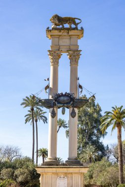 Columbus anıtı Paseo de Catalina de Ribera, Seville, Endülüs, İspanya 'da yer almaktadır. Popüler abonelik tarafından inşa edildi ve 1921 'de kuruldu.