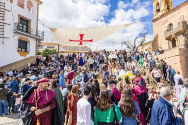 Huelva, İspanya - 18 Mart 2023: Palos de la Frontera, Huelva Eyaleti, Endülüs, İspanya 'daki Ortaçağ Keşif Fuarı' nı ziyaret eden Karga